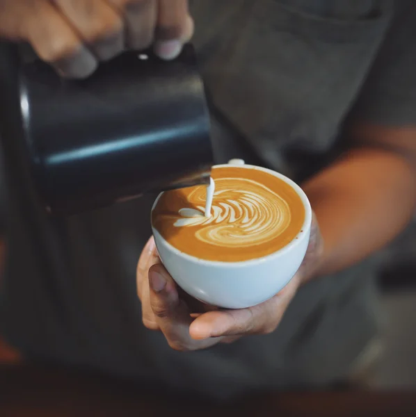 Filiżankę kawy latte na drewno tekstury — Zdjęcie stockowe