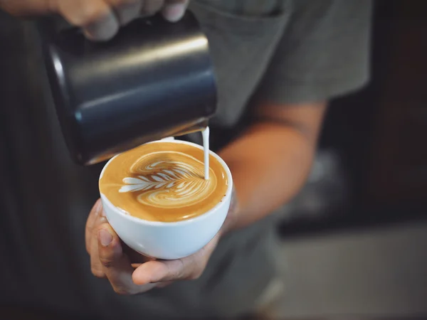 Tazza di caffè latte sulla consistenza del legno — Foto Stock