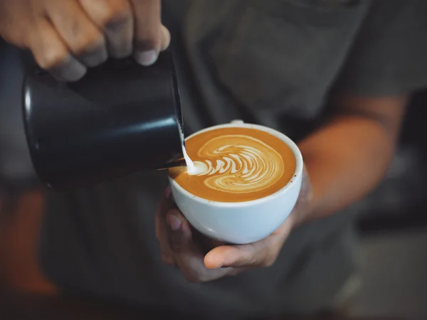 Taza de café con leche en la textura de madera —  Fotos de Stock