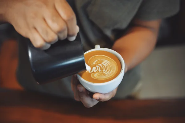 Tasse de café latte sur la texture du bois — Photo