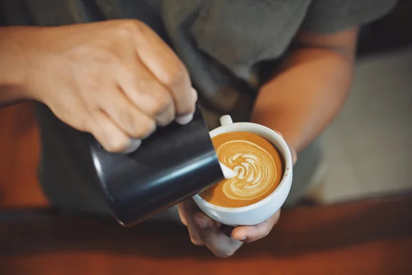 Taza de café con leche en la textura de madera —  Fotos de Stock