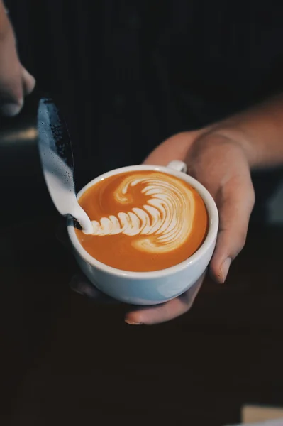 Šálek kávy latte na texturu dřeva — Stock fotografie