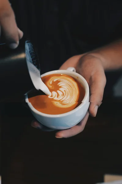 Taza de café con leche en la textura de madera —  Fotos de Stock