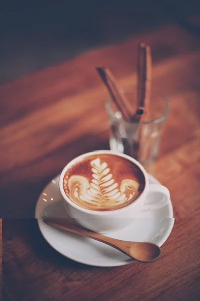 Šálek kávy latte na texturu dřeva — Stock fotografie