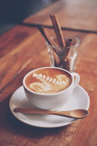 Tazza di caffè latte sulla consistenza del legno — Foto Stock