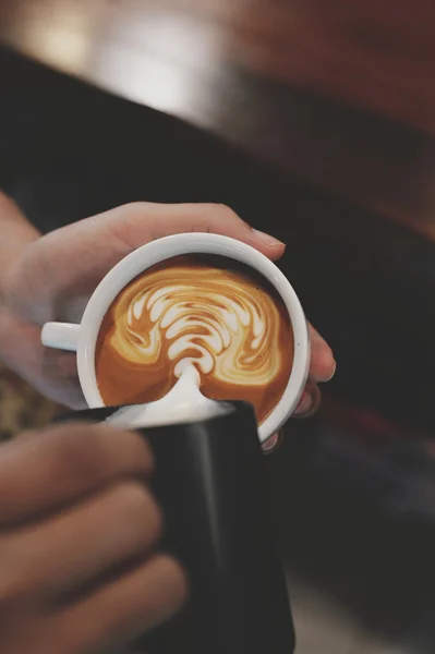 Taza de café con leche en la textura de madera — Foto de Stock