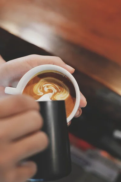 Šálek kávy latte na texturu dřeva — Stock fotografie