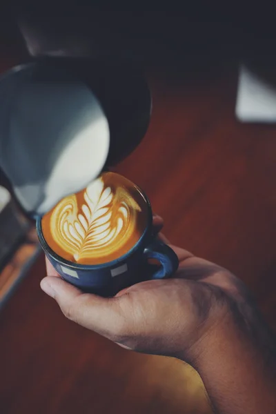 Csésze kávé a latte a fa textúra — Stock Fotó