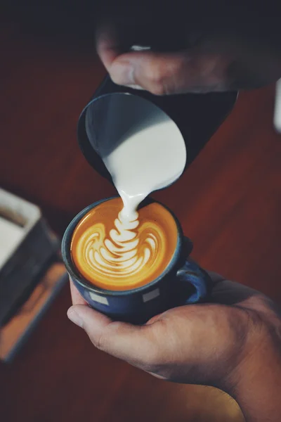 Taza de café con leche en la textura de madera —  Fotos de Stock