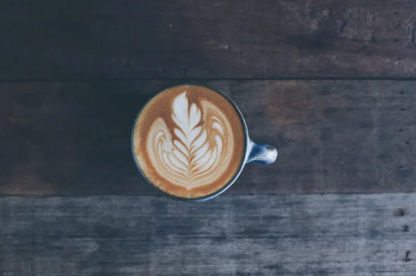 Šálek kávy latte na texturu dřeva — Stock fotografie