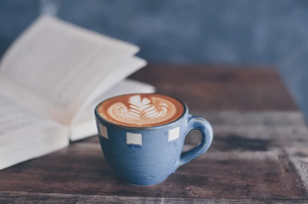Ceașcă de cafea latte pe textura lemnului — Fotografie, imagine de stoc