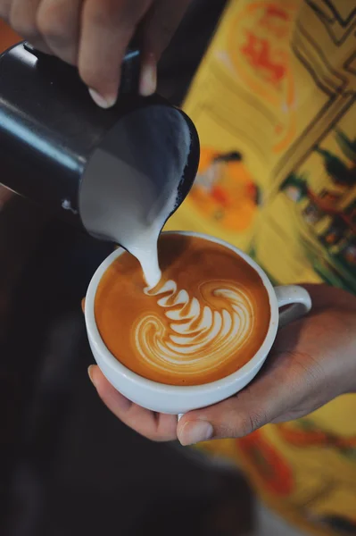 Taza de café con leche en la textura de madera — Foto de Stock