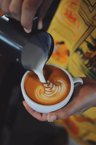 Taza de café con leche en la textura de madera —  Fotos de Stock