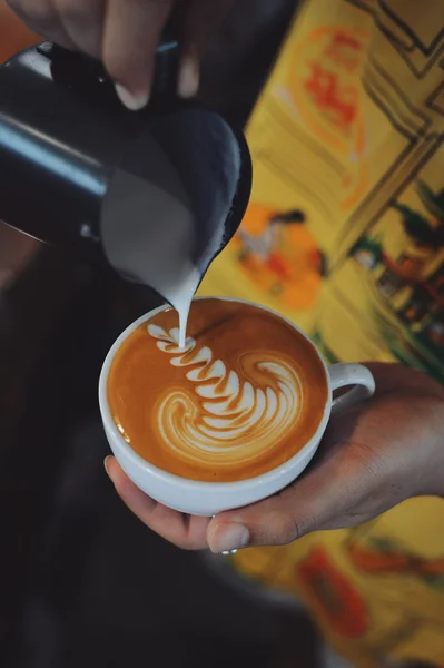 Taza de café con leche en la textura de madera —  Fotos de Stock