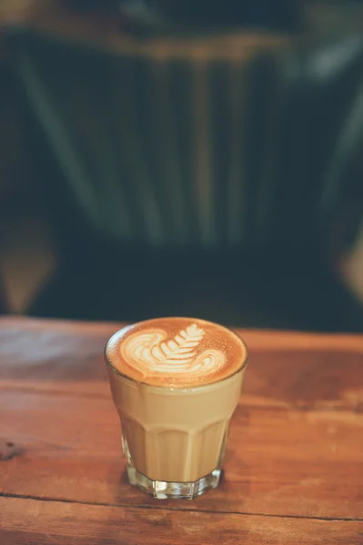 Xícara de café latte na textura da madeira — Fotografia de Stock