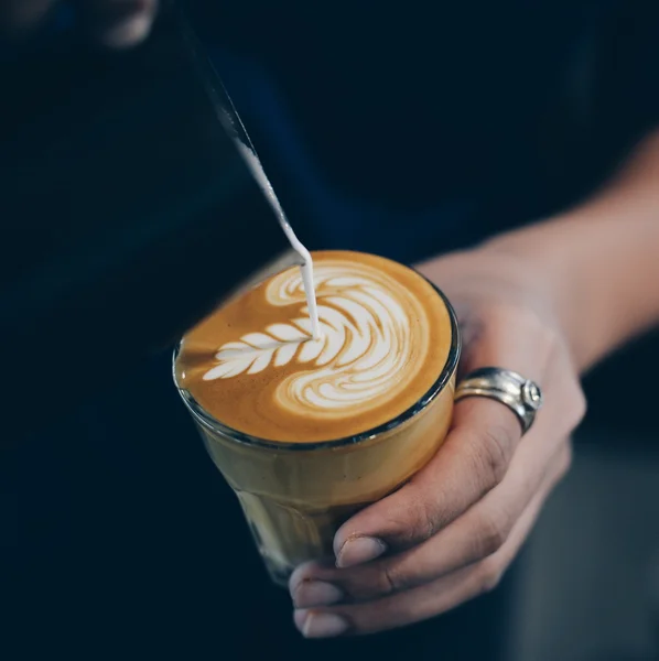 Fincan kahve latte ahşap doku üzerinde — Stok fotoğraf