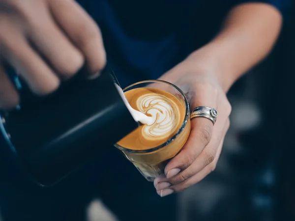 Filiżankę kawy latte na drewno tekstury — Zdjęcie stockowe