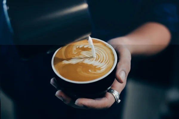 杯咖啡拿铁咖啡对木材纹理 — 图库照片