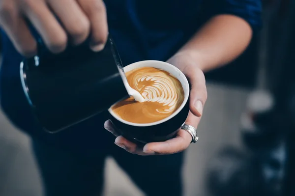 Taza de café con leche en la textura de madera — Foto de Stock