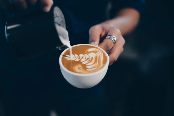 Xícara de café latte na textura da madeira — Fotografia de Stock