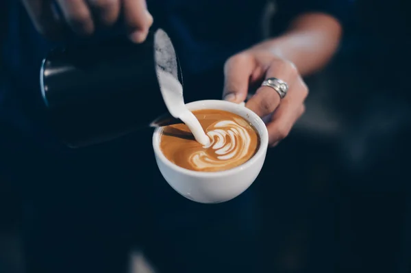 Taza de café con leche en la textura de madera —  Fotos de Stock