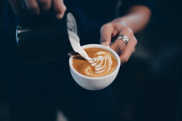 ウッド テクスチャにコーヒー カフェラテのカップ — ストック写真