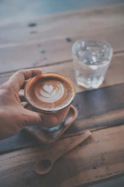 Šálek kávy latte na texturu dřeva — Stock fotografie