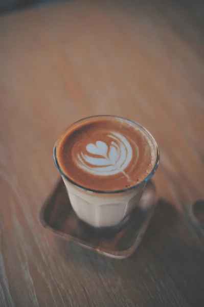Kopje koffie latte op de houtstructuur — Stockfoto