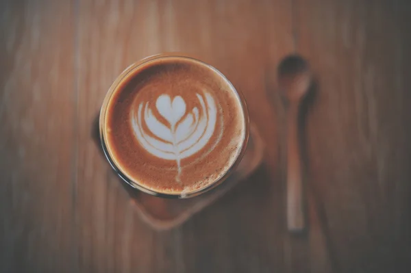 Secangkir kopi latte pada tekstur kayu — Stok Foto