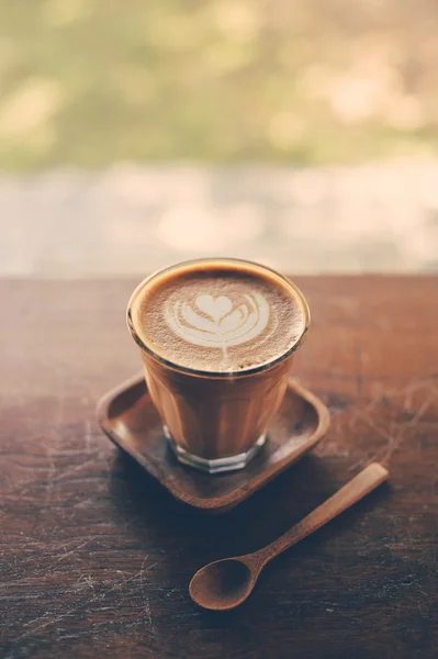 Taza de café con leche en la textura de madera —  Fotos de Stock