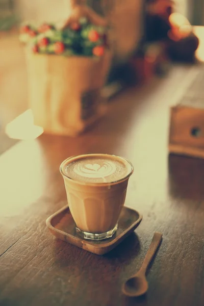 लाकूड पोत वर कॉफी लॅटे कप — स्टॉक फोटो, इमेज