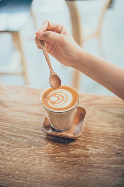 Mano donna con tazza di caffè — Foto Stock