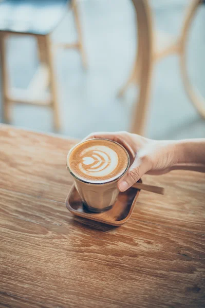 Mano donna con tazza di caffè — Foto Stock