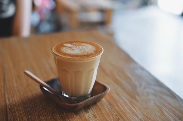 Cómo hacer café latte arte en tono de color vintage — Foto de Stock