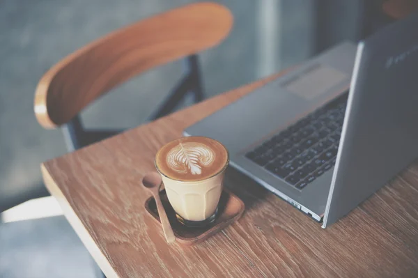 Wie man Kaffee-Latte-Art in Vintage-Farbton macht — Stockfoto