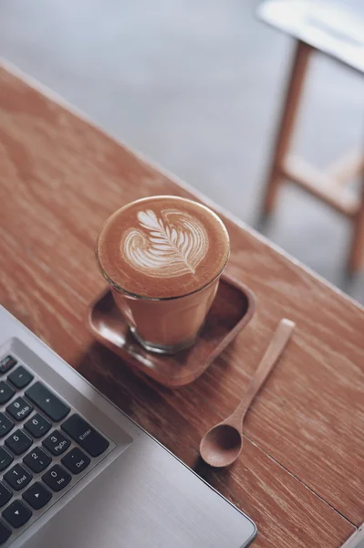 Wie man Kaffee-Latte-Art in Vintage-Farbton macht — Stockfoto