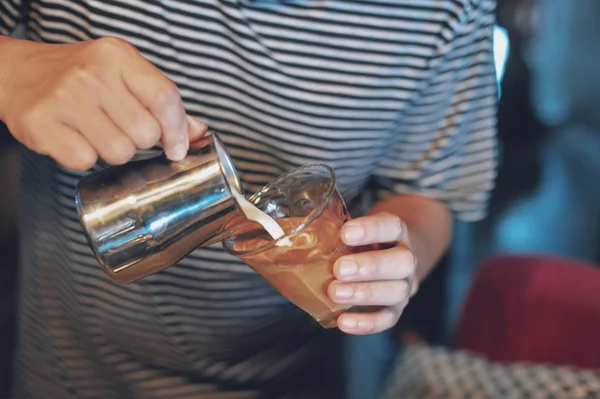 Jak zrobić kawy latte art tonem kolor vintage — Zdjęcie stockowe