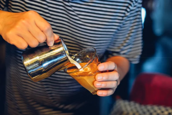 Comment faire café latte art dans le ton de couleur vintage — Photo