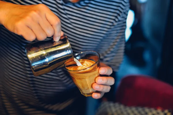 Jak zrobić kawy latte art tonem kolor vintage — Zdjęcie stockowe