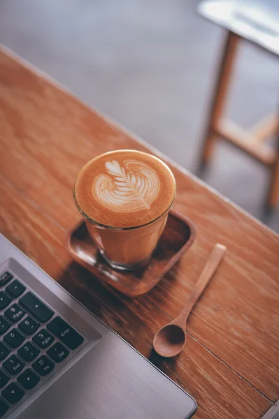 Hogyan készítsünk kávé a latte art vintage színtónus — Stock Fotó