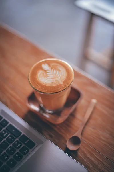 Wie man Kaffee-Latte-Art in Vintage-Farbton macht — Stockfoto