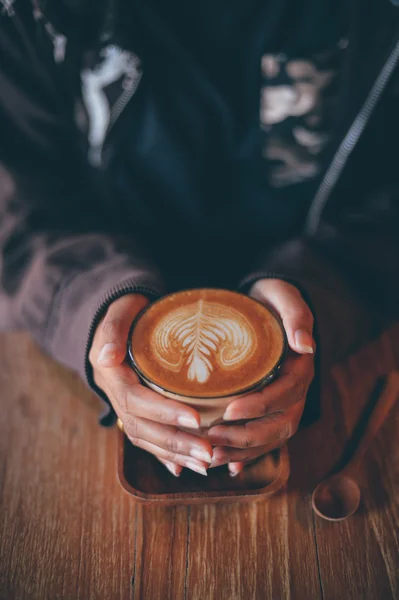 Jak se dělá káva latte art v ročníku barevný tón — Stock fotografie