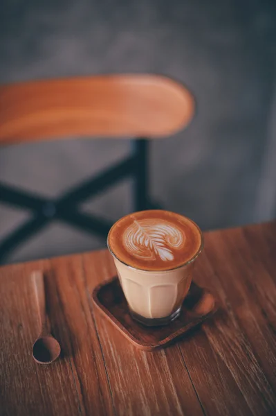 Hur man gör kaffe latte art i vintage färgton — Stockfoto