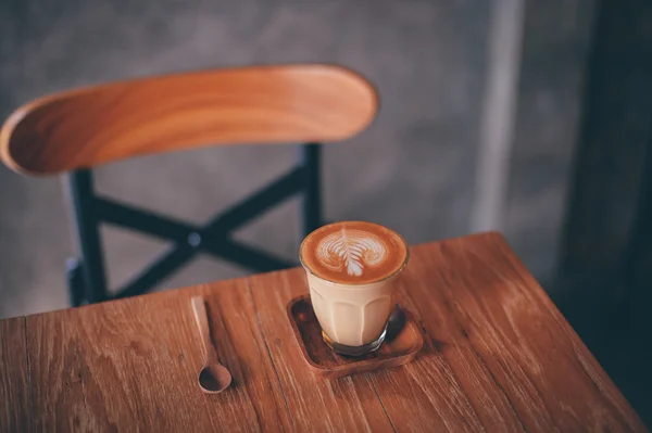 Comment faire café latte art dans le ton de couleur vintage — Photo