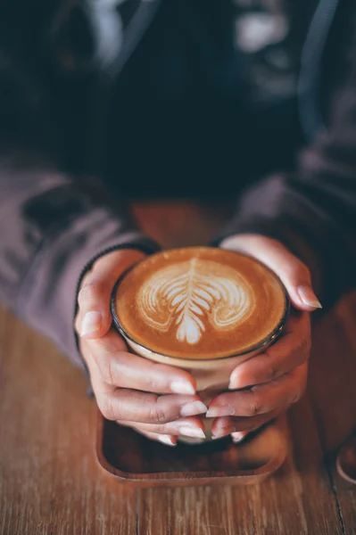 Jak se dělá káva latte art v ročníku barevný tón — Stock fotografie