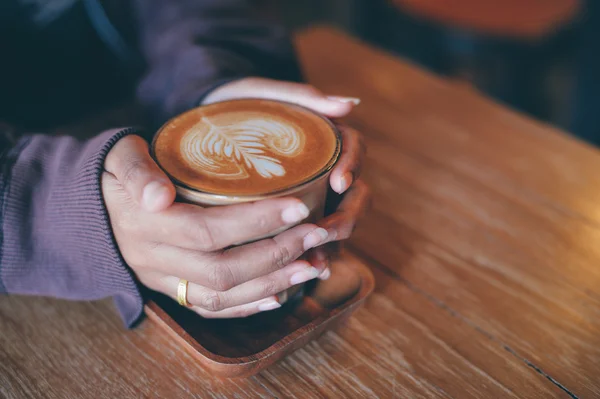 Jak se dělá káva latte art v ročníku barevný tón — Stock fotografie