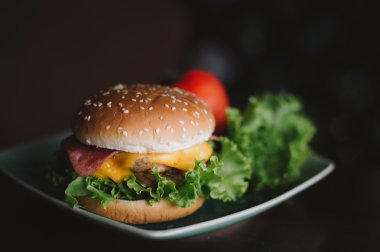 Ev yapımı sığır burger. 