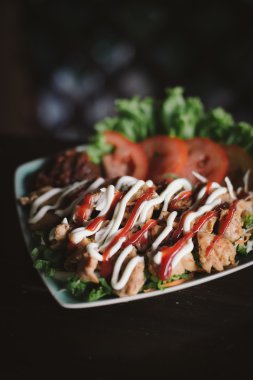 kebap - ızgara et, ekmek ve sebze