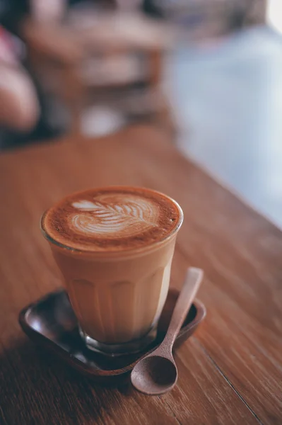 Hoe maak je koffie latte kunst in vintage kleurtoon — Stockfoto