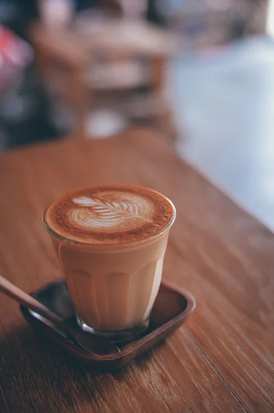 Hoe maak je koffie latte kunst in vintage kleurtoon — Stockfoto